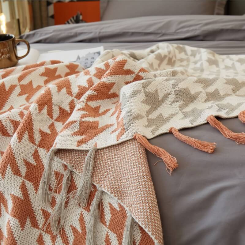 Coperta per divano lavorata a maglia con frange color block