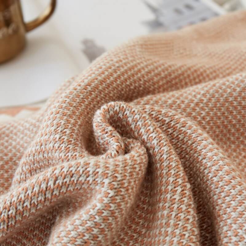 Coperta per divano lavorata a maglia con frange color block