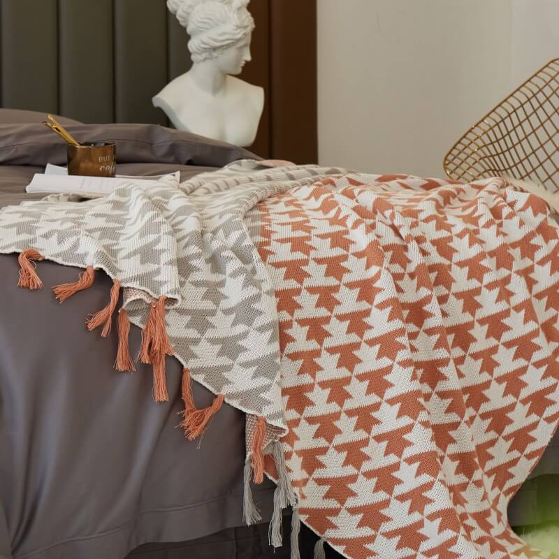 Coperta per divano lavorata a maglia con frange color block